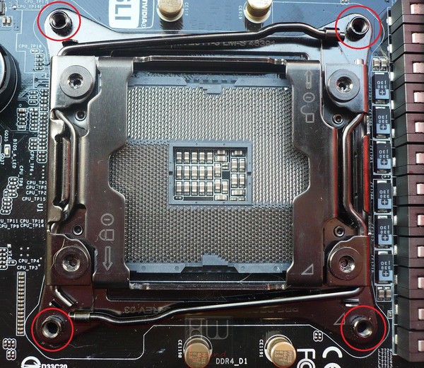 033-intel-haswell-e-mainboard-asrock-foto-scheda-socket