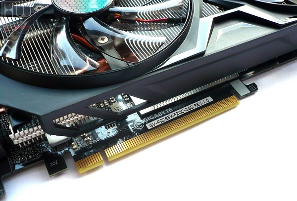 035-gigabyte-r9-285-foto-scheda-slot-pcie