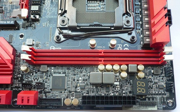 036-intel-haswell-e-mainboard-asrock-foto-scheda-slot-ddr4-particolare