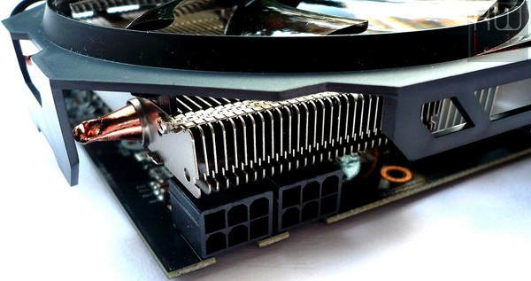 037-gigabyte-r9-285-foto-scheda-conn-alimentazione