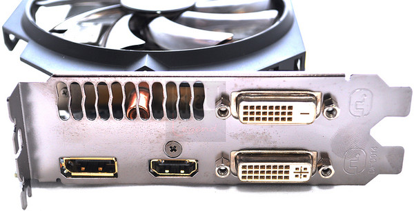 038a-gigabyte-r9-285-foto-scheda-uscite-video