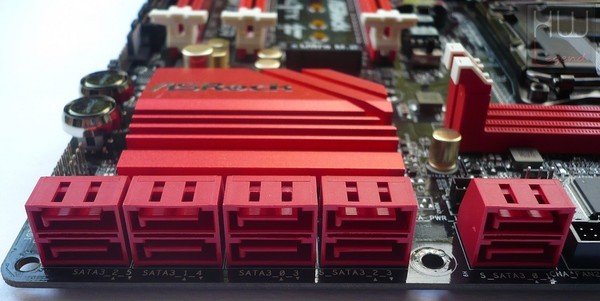 039-intel-haswell-e-mainboard-asrock-foto-scheda-porte-sata