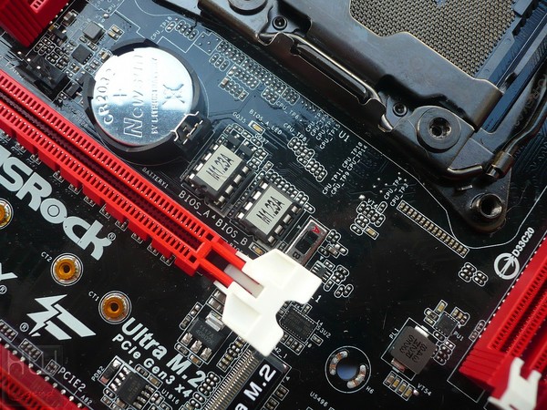 042-intel-haswell-e-mainboard-asrock-foto-scheda-doppio-bios-e-switch