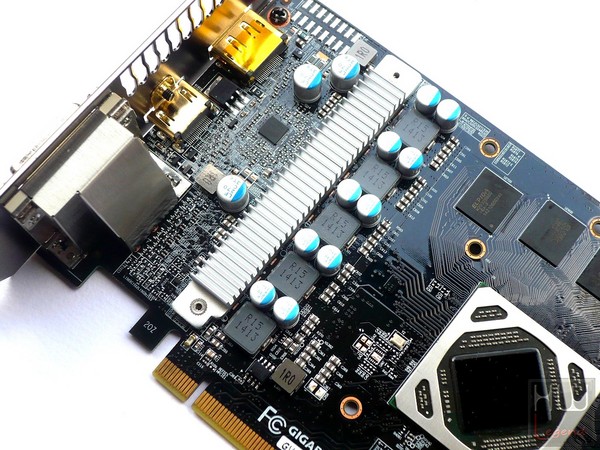 044-gigabyte-r9-285-foto-scheda-circuiteria-gpu