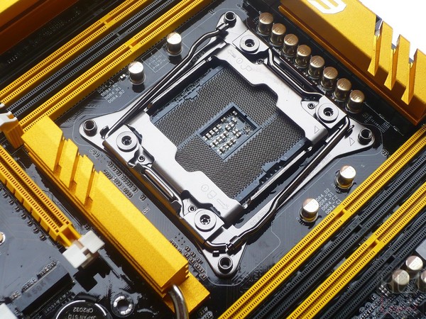 030-asrock-x99-oc-formula-foto-scheda-zona-socket
