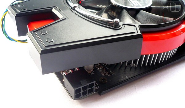 025-amd-r7-250x-foto-scheda-conn-alimentazione