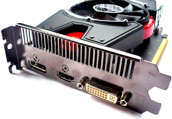 031-amd-r7-250x-foto-scheda-uscite-video