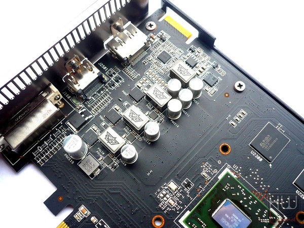 033-amd-r7-250x-foto-scheda-smontata-circuiteria-gpu