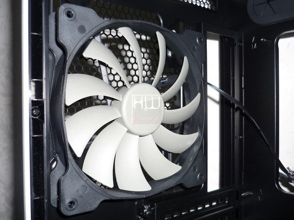 Corsair_Graphite_780T_-_Uno_sguardo_allinterno_-_15