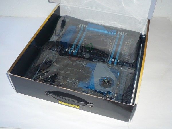 017-asrock-x99-extreme11-intro-confezione-interno