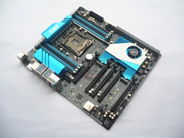 029-asrock-x99-extreme11-foto-scheda