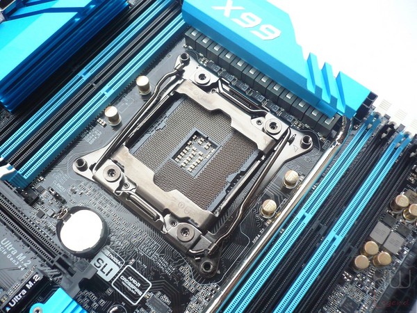 031-asrock-x99-extreme11-foto-scheda-zona-socket
