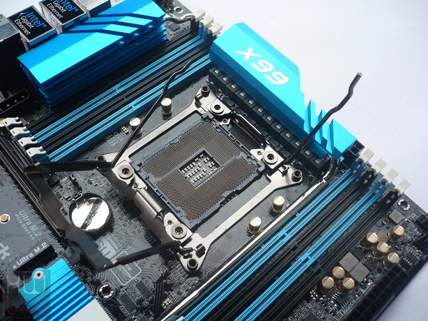 032-asrock-x99-extreme11-foto-scheda-zona-socket-fissaggio