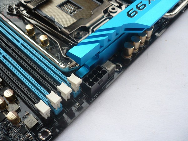 034-asrock-x99-extreme11-foto-scheda-zona-socket-alim-supp-12v-8pin