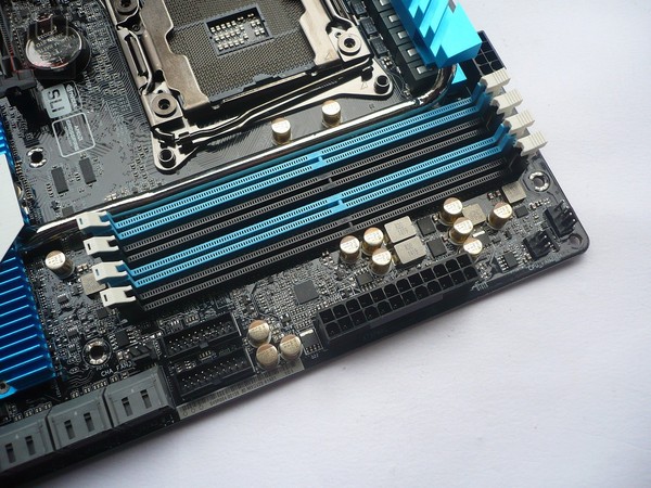 038-asrock-x99-extreme11-foto-scheda-slot-ddr4