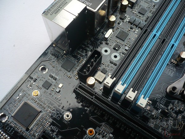 042-asrock-x99-extreme11-foto-scheda-slot-espansione-molex-alim-supp-1
