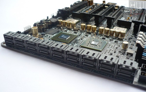 044a-asrock-x99-extreme11-foto-scheda-porte-sata-sas