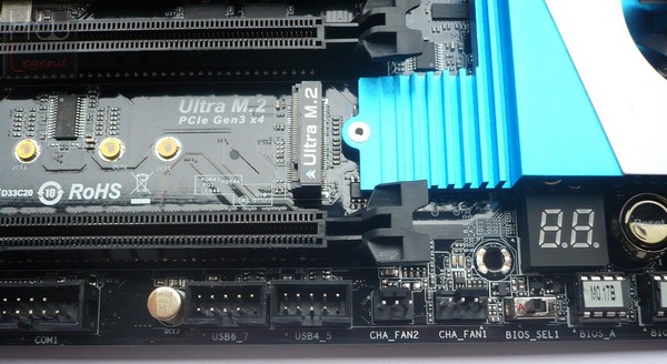 050a-asrock-x99-extreme11-foto-scheda-conn-supplementari-pulsanti