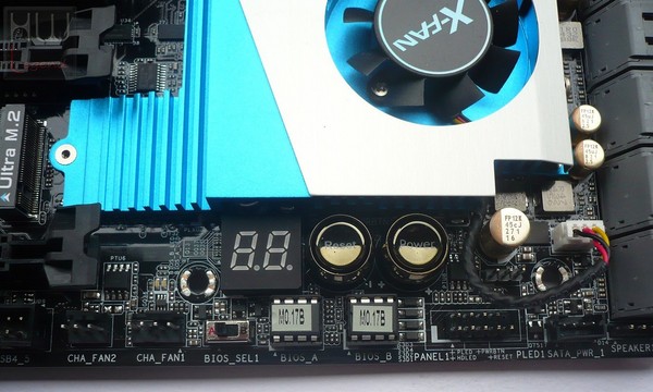 051a-asrock-x99-extreme11-foto-scheda-conn-supplementari-pulsanti