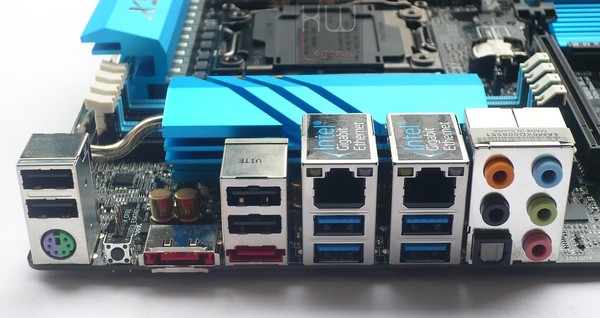 055-asrock-x99-extreme11-foto-scheda-pannello-posteriore-IO