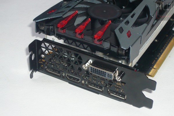 060-inno3d-gtx960-ichill-foto-scheda-uscite-video