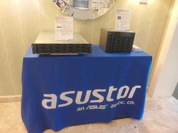 ASUSTOR_CES_2015_-_1