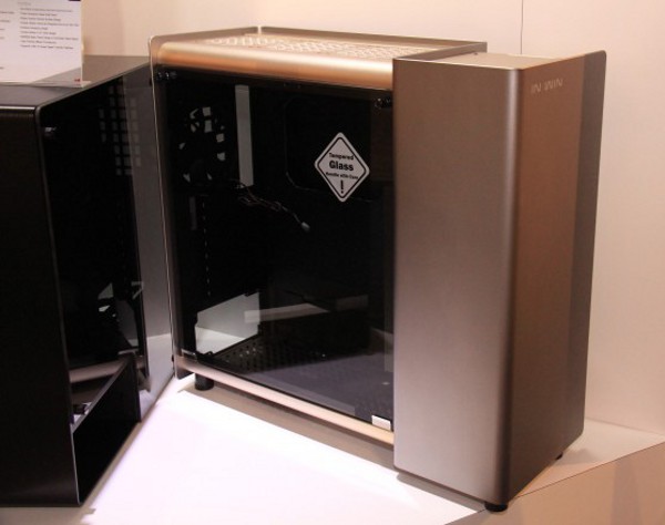 CES_2015_In_Win_-_3