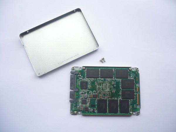 022-ocz-arc-100-foto-ssd-smontato