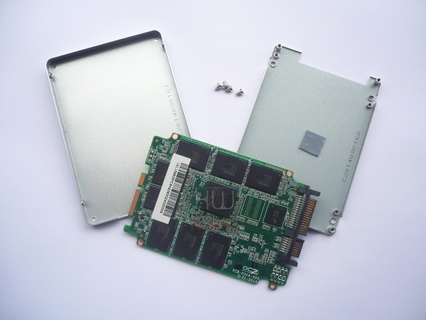 023-ocz-arc-100-foto-ssd-smontato