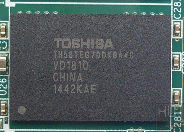029-ocz-arc-100-foto-ssd-smontato-nand-flash