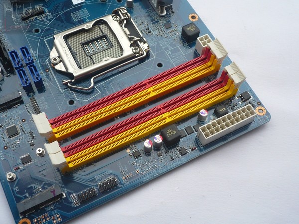 075-shuttle-sh97r6-foto-minipc-scheda-madre-slot-ddr3