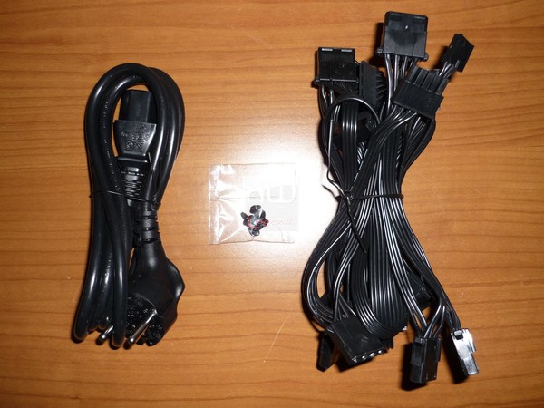 Cooler_Master_V750_Semi-Modular_750W_-_Confezione_e_Bundle_-_10