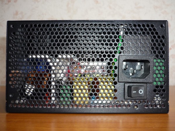 Cooler_Master_V750_Semi-Modular_750W_-_Uno_sguardo_da_vicino_-_2