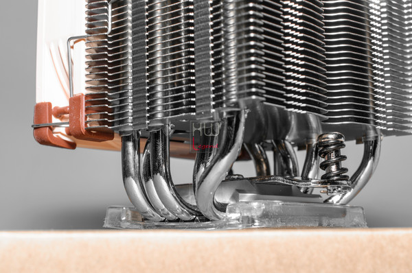 Noctua_NH-U9S_-_Ventola_in_dotazione_e_sistema_di_montaggio_-_16