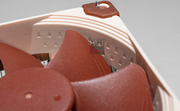 Noctua_NH-U9S_-_Ventola_in_dotazione_e_sistema_di_montaggio_-_4