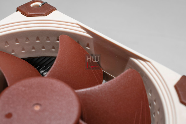Noctua_NH-U9S_-_Ventola_in_dotazione_e_sistema_di_montaggio_-_6