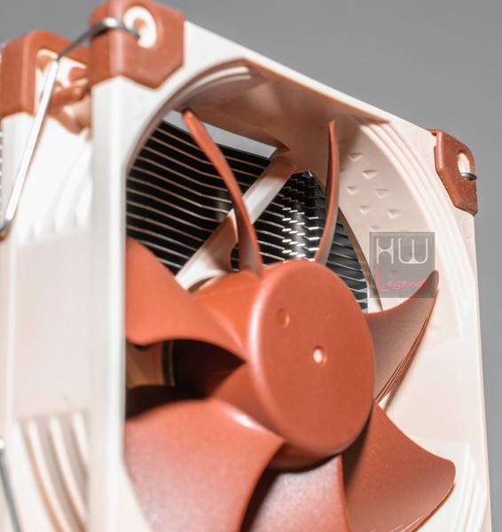 Noctua_NH-U9S_-_Ventola_in_dotazione_e_sistema_di_montaggio_-_8