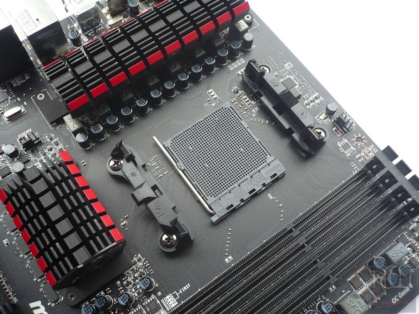 031-amd-fx8320e-piattaforma-gaming-mainboard-scheda-zona-socket