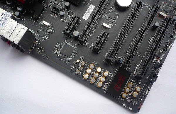 039a-amd-fx8320e-piattaforma-gaming-mainboard-comparto-audio-boost