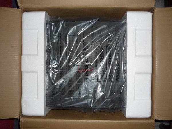 Thermaltake_Core_X9_-_Packaging_e_Bundle_-_4