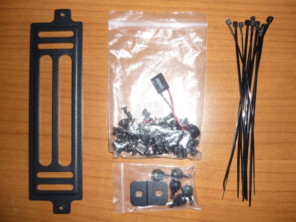 Thermaltake_Core_X9_-_Packaging_e_Bundle_-_5