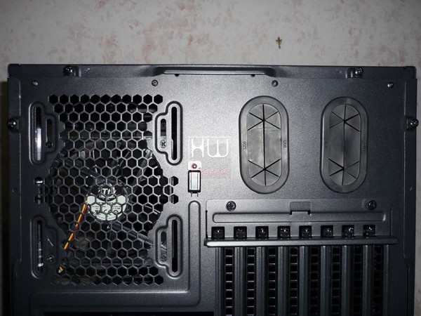 Thermaltake_Core_X9_-_Uno_sguardo_allesterno_-_14