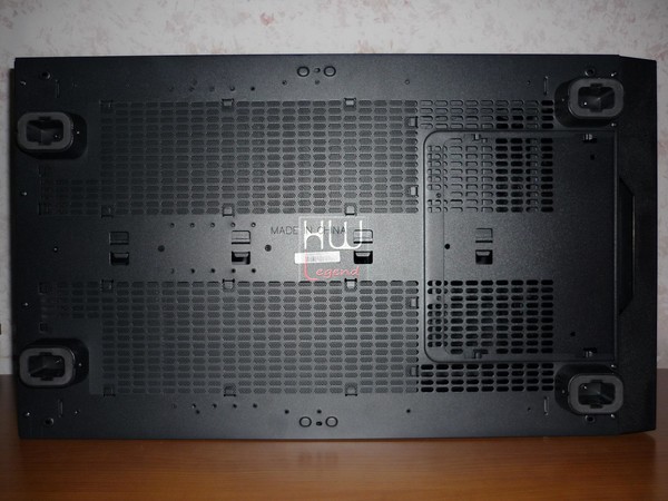 Thermaltake_Core_X9_-_Uno_sguardo_allesterno_-_18