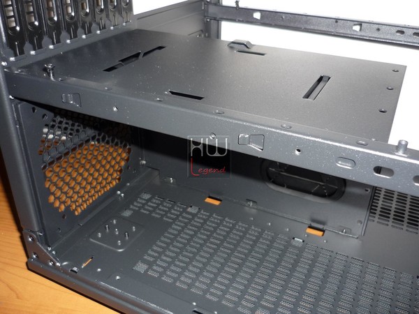 Thermaltake_Core_X9_-_Uno_sguardo_allinterno_-_19