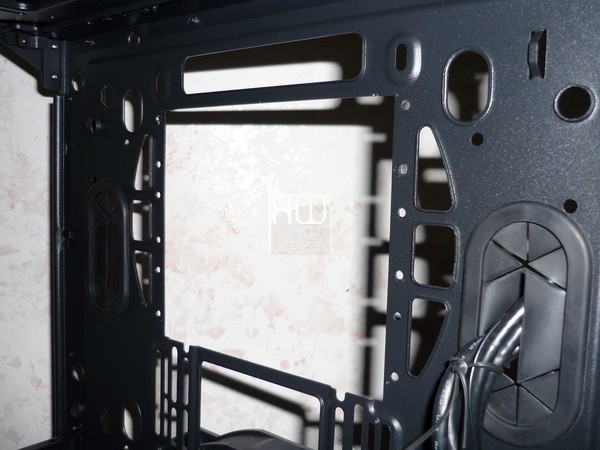 Thermaltake_Core_X9_-_Uno_sguardo_allinterno_-_24