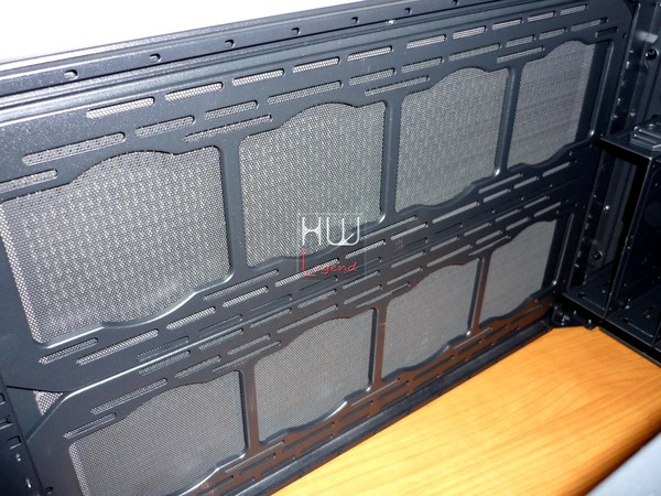 Thermaltake_Core_X9_-_Uno_sguardo_allinterno_-_25