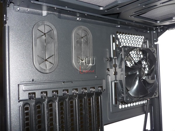 Thermaltake_Core_X9_-_Uno_sguardo_allinterno_-_27