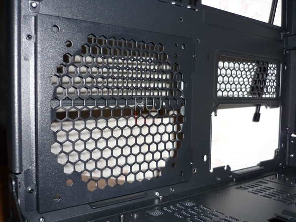 Thermaltake_Core_X9_-_Uno_sguardo_allinterno_-_28
