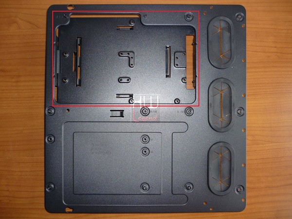 Thermaltake_Core_X9_-_Uno_sguardo_allinterno_-_4