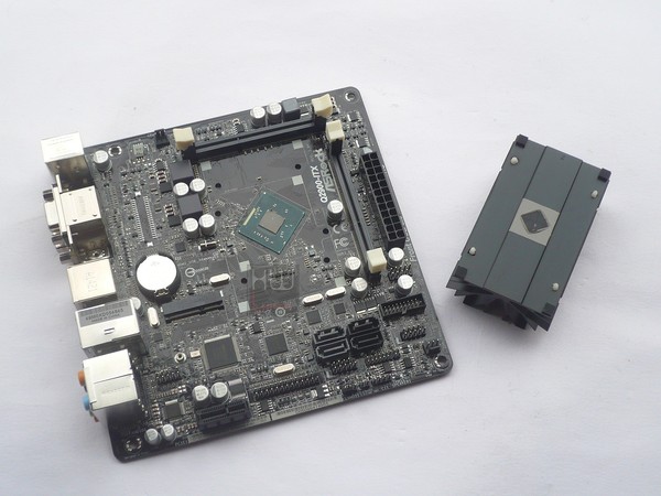 023-asrock-q2900-itx-foto-scheda-dissipatore-j2900